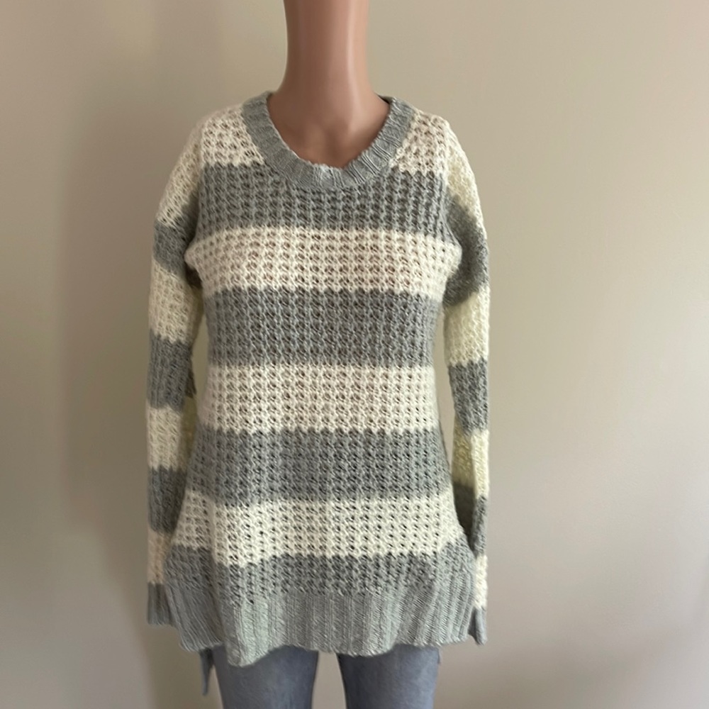 rue 21 open weave-long grey white sweater size medium